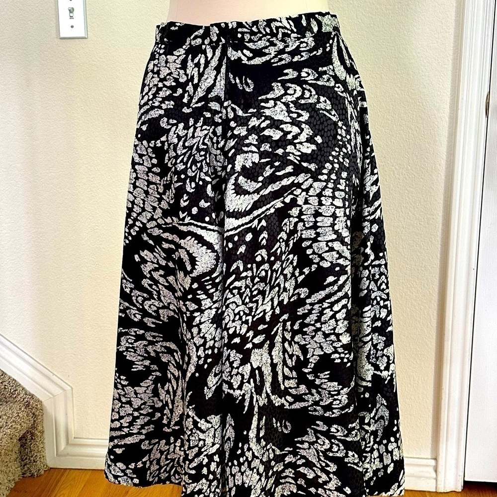 Beautifully tailored, 4 piece black and cream “batik”: 2 skirts and 2 tops - Picture 7 of 16